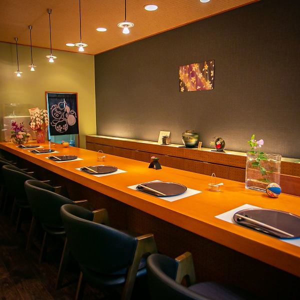 《1楼6个吧台座位》 充满现代日式氛围的吧台座位。曾在老字号餐厅接受培训，在知名餐厅当厨师30多年的老板和友善的老板娘欢迎您的光临。