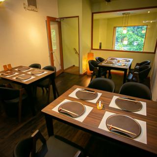 [Reservation required, limited to 1 group] 2nd floor table seats/Adults only is available for groups of 4 or more.◆Bringing small children/2 kids chairs and baby cot available.◆Please call us in advance to discuss your child's meal plans.