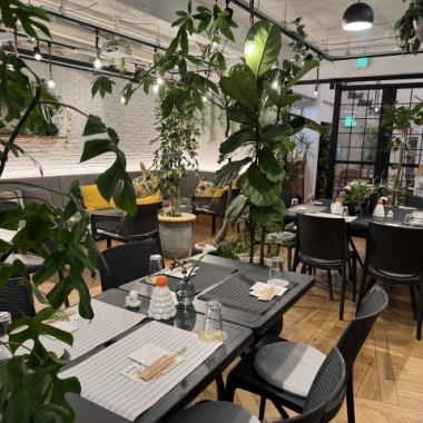 【みんなで楽しむ素敵な時間】忘れられない思い出を作るための場所がここにあります！8人掛けのテーブル席では、友人や仲間と共に、ヘルシーな料理の数々を楽しむことができます！緑も溢れる隠れ家的な雰囲気が、特別な夜を演出します◎