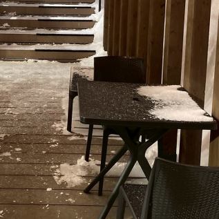 2名テーブルが3席ございます！暖かい時期などにピッタリ♪季節の風を楽しみながら絶品料理を堪能できます◎