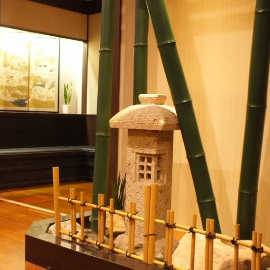 赤を基調とした落ち着いた空間…個室もございますので接待にも。