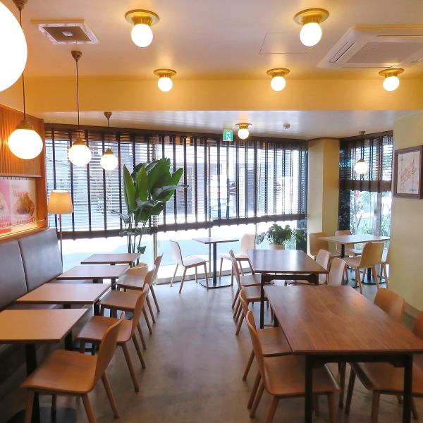 店内はあたたかなハニータンカラーを基調とした、木のぬくもりを感じるナチュラルなテイスト。お洒落で賑やかな雰囲気が居心地よく、デートや女子会のお店としてもご好評です♪広い店内では着席時40人、立食時60人の大人数のご利用も可能◎コースや貸切など、中～大規模な宴会シーンでのご利用にオススメ！