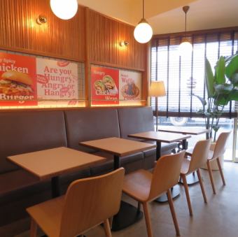 当店では2名テーブル席を8席ご用意しております。