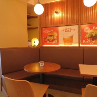 当店では3名テーブル席を1席ご用意しております。