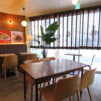 当店では4名テーブル席を3席ご用意しております。