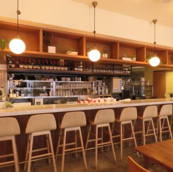 当店ではカウンター席を8席ご用意しております。