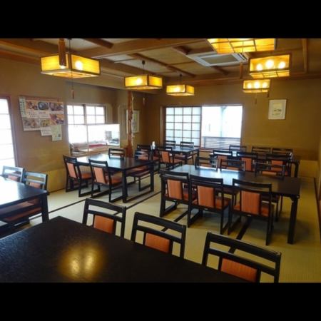 The hall on the second floor has table seats.There are seats for 4 and seats for 6.It can also be used for various banquets for up to 40 people.Can be reserved for groups.If you partition it with a sliding door, it becomes a private room for up to 10 people.