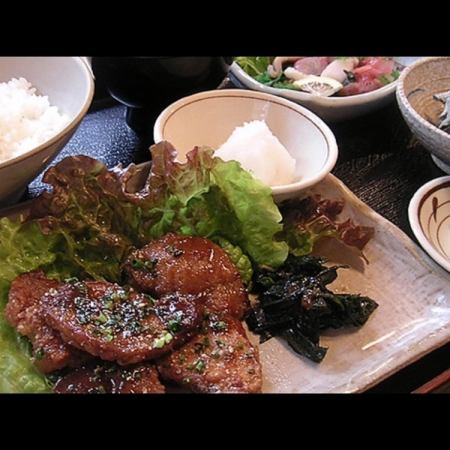 Tuna steak set meal delivered directly from Misaki Port