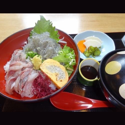 Horse mackerel/raw shirasu bowl 1,600 yen (tax included)