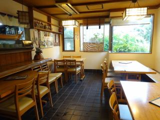 一階のお席です。ベビーカーや車いすのままでもどうぞ。2~6人席あり