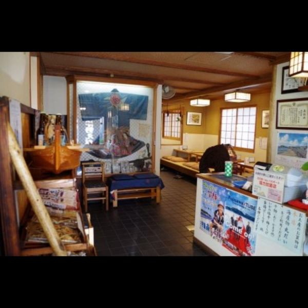 店内には、かつて大漁を祝い江島神社にお参りした際に着用したという伝統ある「眞祝」の貴重な最後の一着が飾られています。和の心意気が感じられる雰囲気を大事にしています。