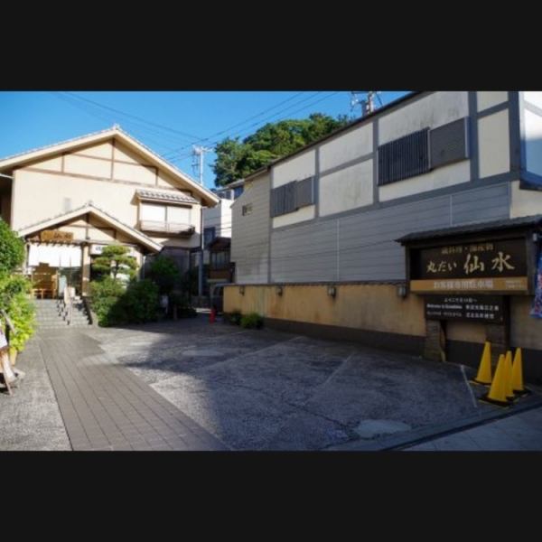 店の前に専用の駐車場を5台分完備。お車でのお越しも大歓迎です。江の島に入ってすぐなので、アクセスも抜群です。