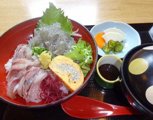 Horse mackerel and raw whitebait rice bowl (with miso soup and pickles)
