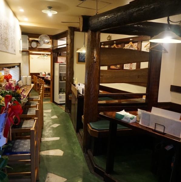 【温かみのある店内】オレンジ色の柔らかな照明が店内を包み込み、心からくつろげる温かな空間を演出。落ち着いた木の質感と優しい光が調和し、居心地のよい雰囲気の中で食事をゆったりとお楽しみいただけます。初めての方でも自然とリラックスできる穏やかな時間が流れます◎