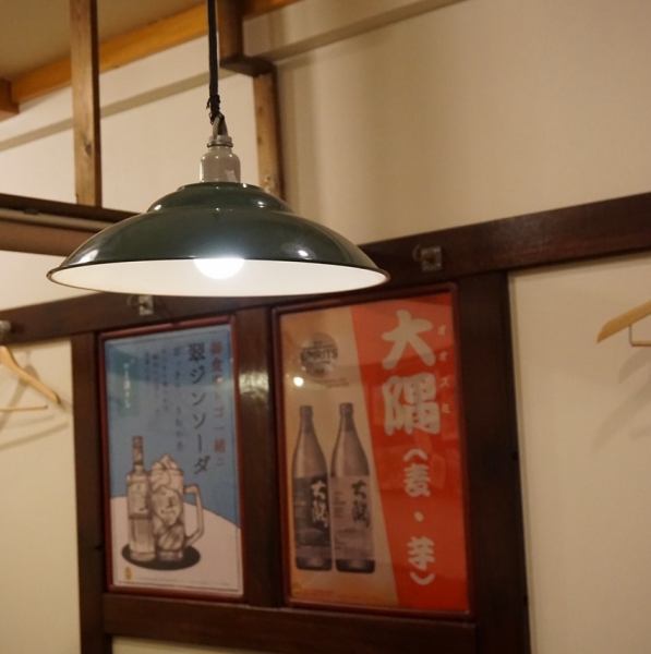 【肩ひじ張らない環境】落ち着いた店内には、気軽に利用できるカウンター席と、ゆったり過ごせるテーブル席をご用意しております。シーンに合わせて選べる心地よい空間で、リラックスしながらお食事を楽しめます。自然と会話が弾むような、温かみある雰囲気が魅力です。