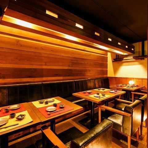 This seat is ideal for medium-sized banquets such as welcome and farewell parties! The entire floor can be reserved! It is a table seat where you can see everyone's face without leaving, so please use it for a second party or a girls-only gathering.Please make a reservation for a private room as soon as possible! [Shinjuku Bar Banquet Drinking Party All-you-can-drink Chartered All-You-Can-Eat Joint Party Girls' Association]