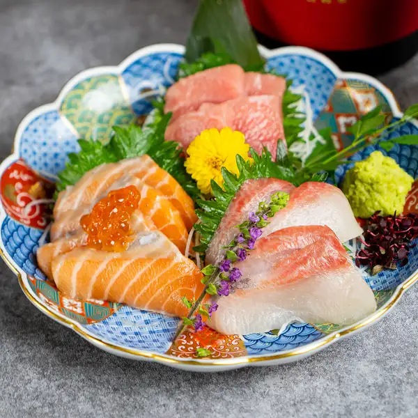 魚は毎日仕入れの朝〆鮮魚！刺身でぷりっ、焼いてジューシー、職人の技で、一番旨い状態でお出しします。