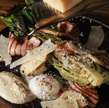 グリルロメインレタスのシーザーサラダ