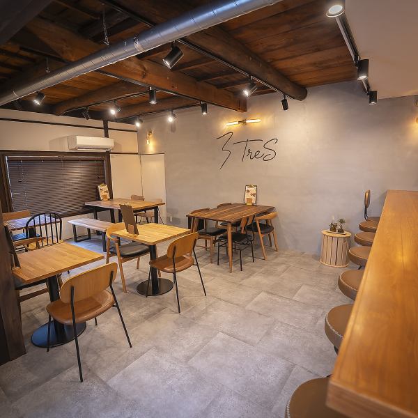 広々としたレイアウトで20名以上の団体も快適に過ごせる設計です。テーブル同士の間隔も十分にとられているため開放感があり、大人数の同窓会や忘新年会に最適な空間です！ワインバルならではの温もりあるインテリアも大人数での宴会にぴったりですよ☆騒がしい場面でも落ち着きを保つ工夫がされています♪