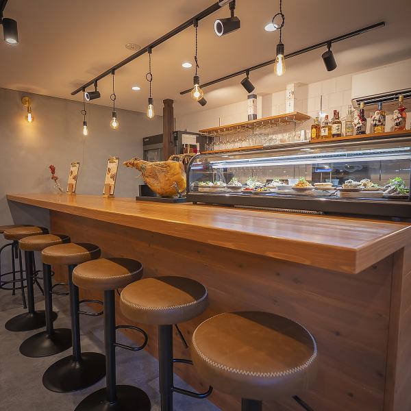 少人数利用向けのカウンターやテーブル席は、プライベートを保ちやすいレイアウトが魅力です★席同士の間隔を広めに設けており、静かに会話しながら食事ができる環境を重視◎淡い照明が心地よく、友人同士やデート使いにも適しています！リラックスした雰囲気でお食事と会話をゆっくり楽しむことができます☆