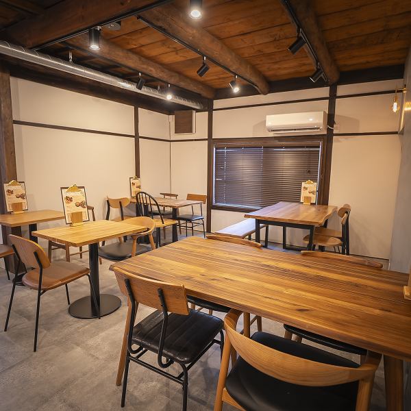 内観はウッド調で温かみがあり、落ち着いた雰囲気が漂います。店内は開放的な洗練されたデザインで、どんなシーンでも利用しやすいバル空間です☆細やかなサービスも好評で、来店時の丁寧な案内や料理の説明が親切◎ラストオーダーまで心地よく過ごせる配慮がされており、リピーターも多いことが特徴です。