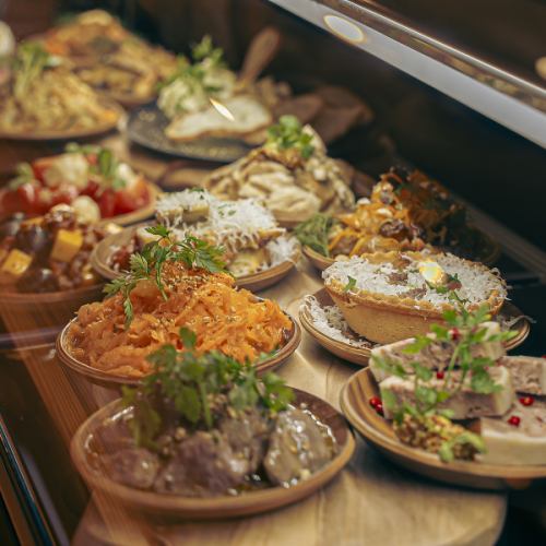 ピンチョスなど多彩な料理