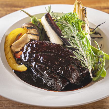 豚バラ肉と黒胡椒の赤ワイン煮込み