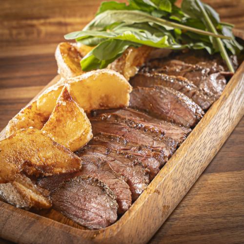 【肉の旨み】牛ハラミのバーベキューグリル ポテトとルッコラ