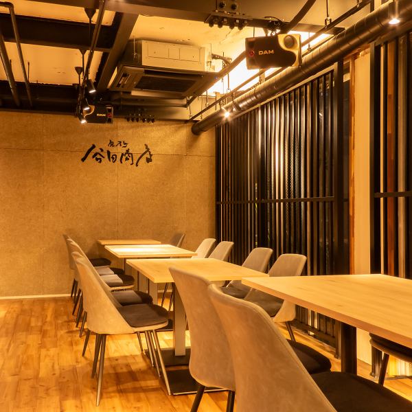 カウンター席とテーブル席をご用意！お一人様でも気軽にご利用いただけるカウンター席は、落ち着いた雰囲気で料理やお酒を楽しむのに最適。一方、会社同僚の集まりに人気のテーブル席は、賑やかな会話を楽しむのにぴったり。カウンター席は全席結合可能で、テーブル席も一部結合可能な為、シーンに合わせてご利用できます。