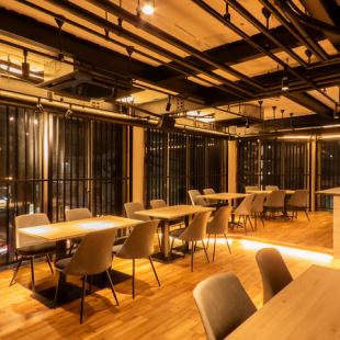 【4F】貸切は20名から30名までご利用できますので、会社宴会や特別なイベントにぴったりです。木のぬくもりを感じるシックで開放的なプライベート空間で、周囲を気にせず、大切な仲間と心ゆくまで賑やかなひとときをお楽しみいただけます。思い出に残る素敵な時間を是非当店で。
