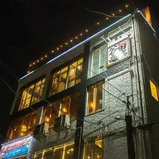 【5F】屋上テラス席は、20名から30名までご利用可能な貸切をご用意してます。会社宴会や特別なイベントに最適で、友人や同僚と共に楽しい時間を過ごせますので、心地よい風を感じながら、美味しい料理とお酒をお楽しみください。開放感あふれる特別な空間で、ワンランク上の宴会をお楽しみください。