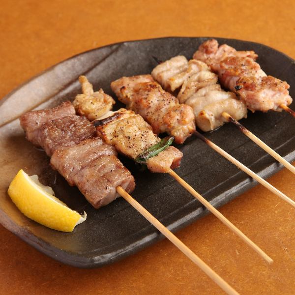 香ばしく焼き上げた「串焼き盛り合わせ」は、宴会のスタートに欠かせない一皿