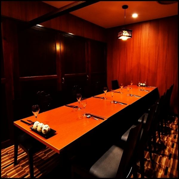 【2名様～40名完全個室ご利用可能】少人数完全個室のご利用が可能です。更に、取り外し可能な扉を調節して最大40名様までご利用可能人数を増やすことが可能です。 各テーブルにはクローゼットがついており、お洋服やお荷物など食事の際に邪魔になりません。ぜひお気軽にご来店ください。