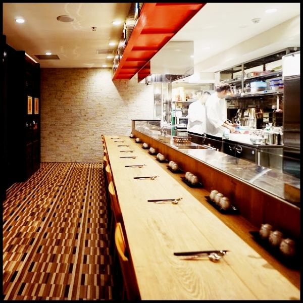 【ゆったりカウンター席】名店出身である料理長の調理をご覧いただけます。味覚だけでなく、視覚や聴覚でも味わえる料理はおいしいだけでなく、人々を楽しませる。そんなオーナーの計らいから考えられたホスピタリティあふれる銀座夜市へ♪皆様のご来店心よりお待ちしております。