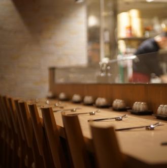 お一人様でも気軽に立ち寄れる、カウンター席が10席ございます。シェフの調理風景を眺めながら、お食事をお楽しみいただける特等席です♪お仕事帰りやサクッと食事を済ませたい時にもおすすめですので、ぜひご来店ください。