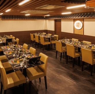 店内は最大80名様まで貸切でご利用いただけます！結婚式の二次会、企業様の懇親会、大規模なイベントなど、様々な用途に対応可能です♪お客様のご要望に合わせて、最適なプランをご提案させていただきます。