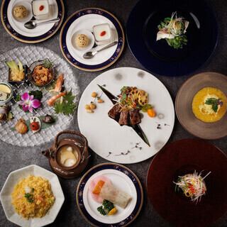 【至高コース】フカヒレの竹筒蒸し、北京ダック、天使海老、牛肉のXO醤など8品＋2時間飲み放題