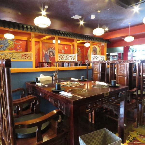 [Wall painting with authentic Chinese atmosphere] Only table seats are available.If you have a large group, please feel free to contact us. All of the tables, chairs, and seasoning stands are all imported from China, so you can enjoy the authentic atmosphere of China.