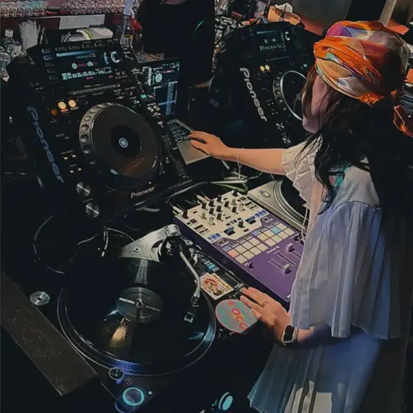 小倉駅から徒歩3分、繁華街のど真ん中にあるMUSIC BAR MOTOWN♪アクセス抜群の立地で最高の音楽と共に美味しいお酒を楽しめる大人の空間!お仕事帰りや週末のひとときに、心地よい音楽とともに素敵な夜をお過ごし下さい★