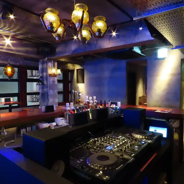 DJ卓の目の前にあるカウンター席は、MUSIC BAR MOTOWN ならではの特等席♪迫力ある音楽を間近で感じながら、ドリンクとともに非日常のひとときを楽しめる贅沢な空間★