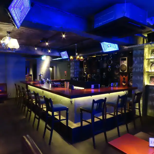 活気に満ちた繁華街を見渡せる店内で、心地よい音楽と上質なお酒をお楽しみください♪