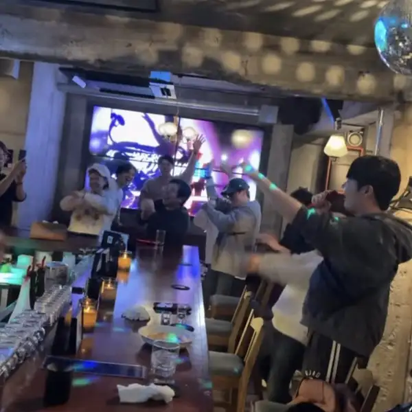 パーティーソングから懐メロまで、ジャンル問わず大歓迎!嬉しい【カラオケ歌い放題】完備♪