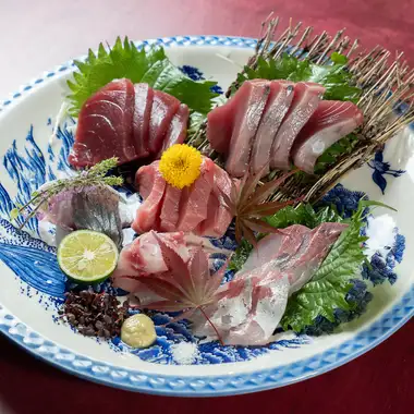 【店主が特別に仕入れた旬の海の幸を堪能できる】刺身盛り合わせ