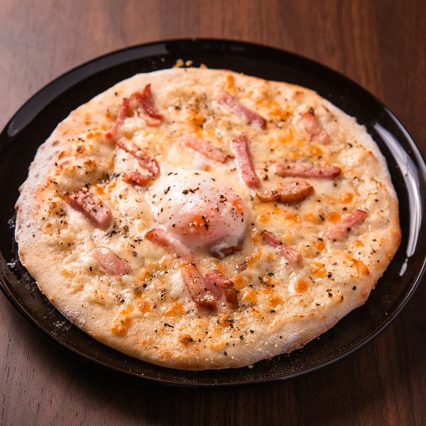 カルボナーラ風ピザ♪ピザの常識を覆す新感覚をお楽しみ下さい！