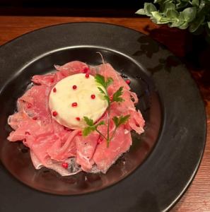 花畑牧場産ブラータチーズと生ハム