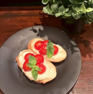 リコッタチーズとフレッシュトマトのブルスケッタ