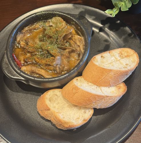 エビと舞茸のスパイシーアヒージョ