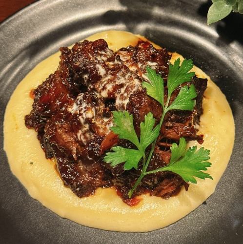 牛ほほ肉の赤ワイン煮込み