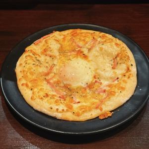 Carbonara-style pizza