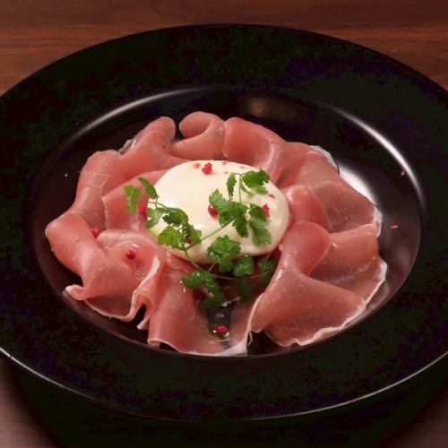 花畑牧場産ブラータチーズと生ハム♪濃厚さと程よい塩加減が絶品！